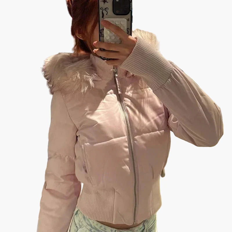 Modische Damen Steppjacke in Dunkelblau, warm gefüttert mit Kunstfellkapuze für kalte Tage.