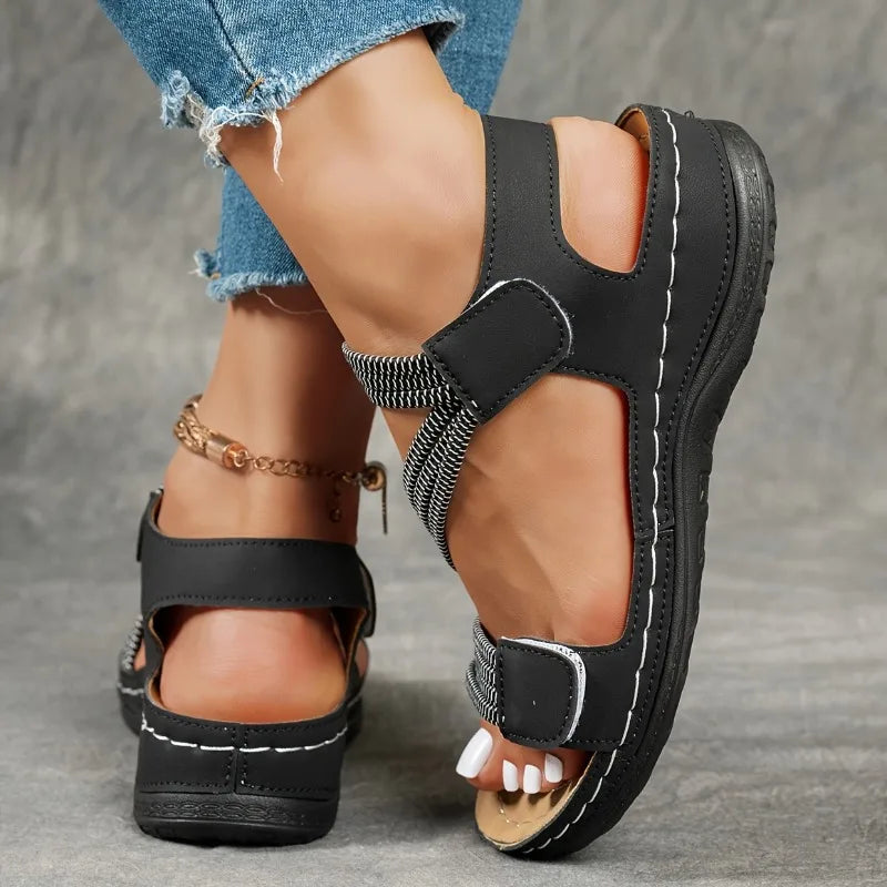 Seitenansicht der Damen Plateau-Sandalen mit Keilabsatz, modische Sommerschuhe & Freizeitschuhe für Frauen.