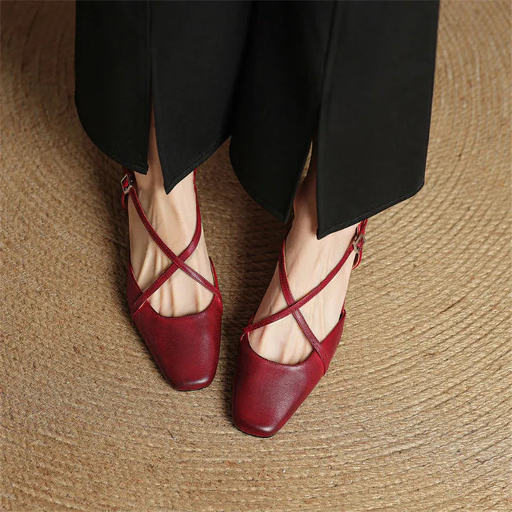 Schwarze Damen Riemchenpumps mit Blockabsatz, perfekt für Büro & Abendmode.