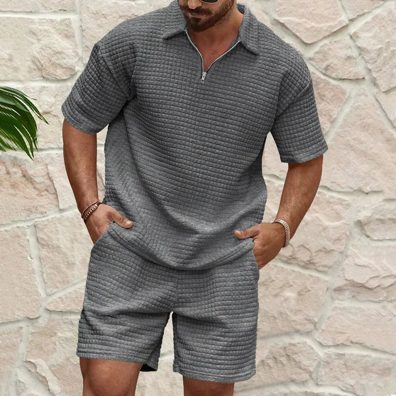 Modernes Herren Polo-Set: Kurzarm-Shirt mit Reißverschluss & bequeme Shorts. Atmungsaktiver Zweiteiler.