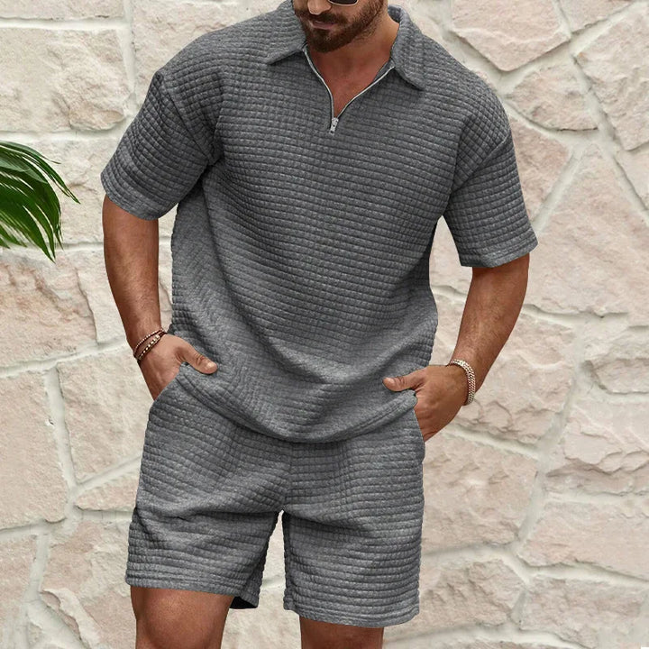 Modernes Herren Polo-Set: Kurzarm-Shirt mit Reißverschluss & bequeme Shorts. Atmungsaktiver Zweiteiler.