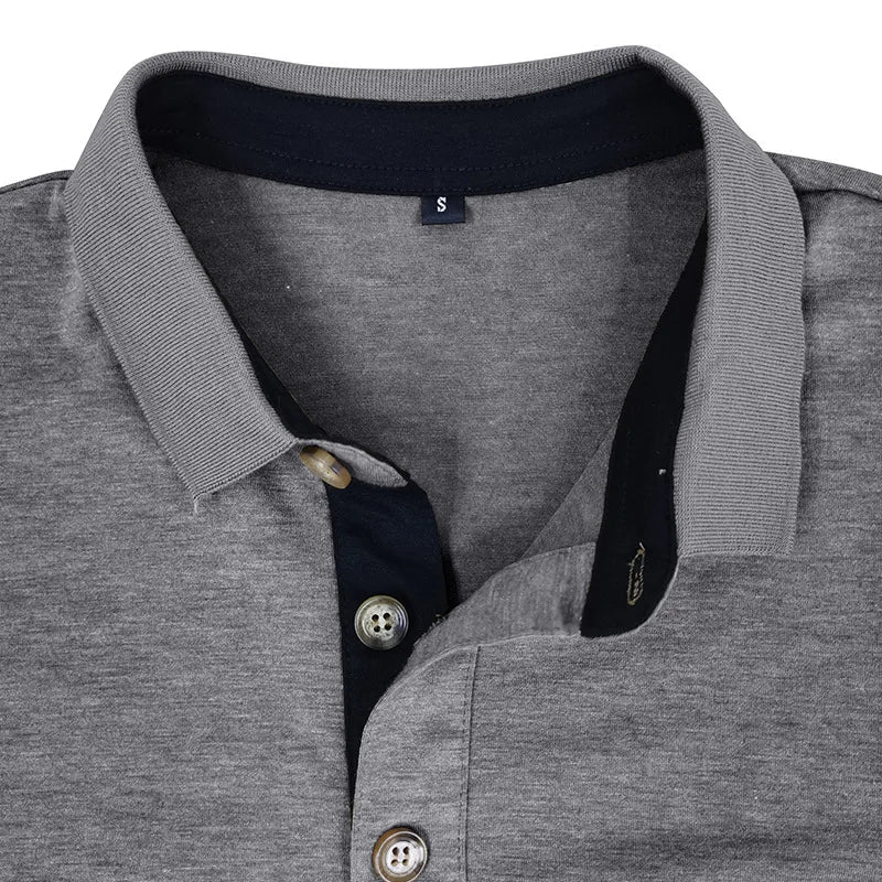 Slim Fit Langarmshirt für Herren mit Knopfleiste. Aktueller Trend der Herrenmode.