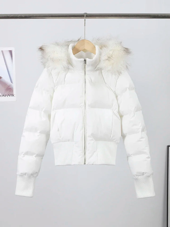 Modische, warme Damen Winterjacke mit Kapuze, weichem Pelzkragen in Weiß, ideal für Kälteschutz und Freizeit.
