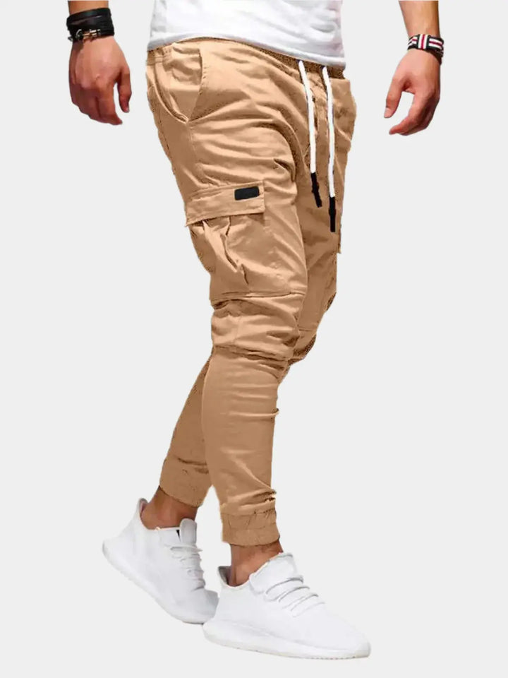 Sportliche Herren Joggerhose für maximale Bewegungsfreiheit bei Training & Alltag. Optimaler Komfort.