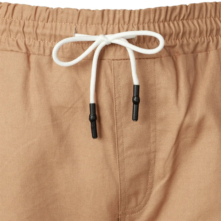 Rückansicht der Herren Joggerhose, betont bequeme Passform & stilvolle Optik. Ideal für aktive Männer.
