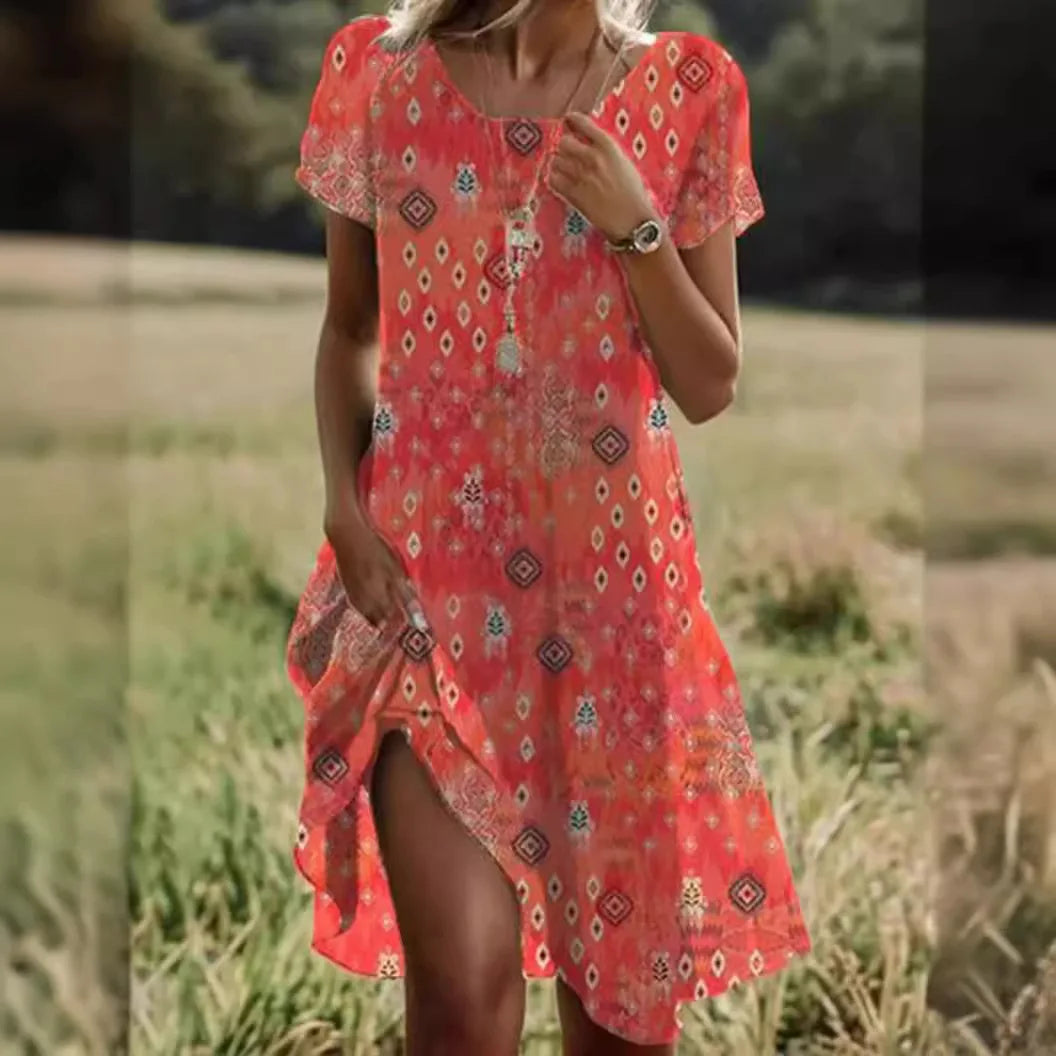 Nahaufnahme des gemusterten grünen Boho-Sommerkleides, fließender Stoff für hohen Tragekomfort.