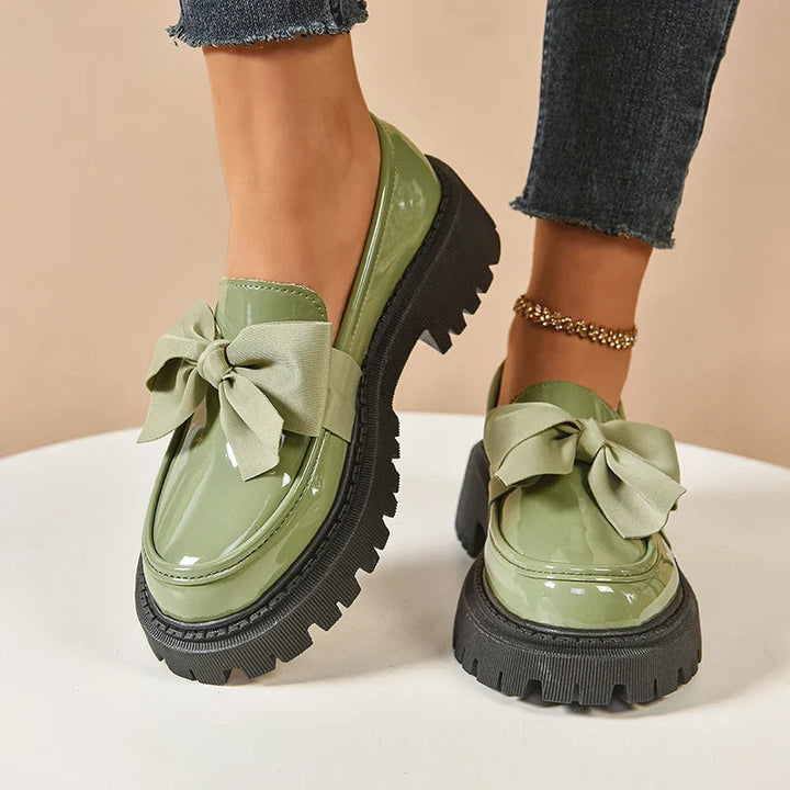 Trendige Plateau Schuhe für Damen mit einzigartiger Schmetterlingsschleife, ideal für jeden Anlass.