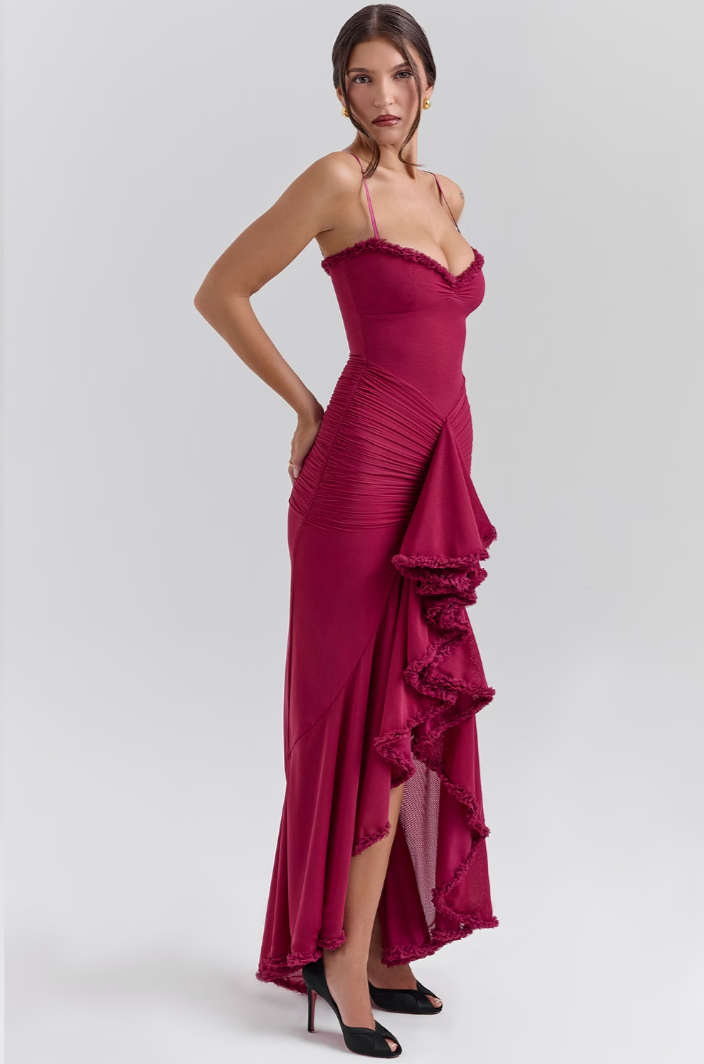 Exklusives gerüschtes Damenkleid, lang und elegant, mit raffinierten Details und schmalen Trägern.