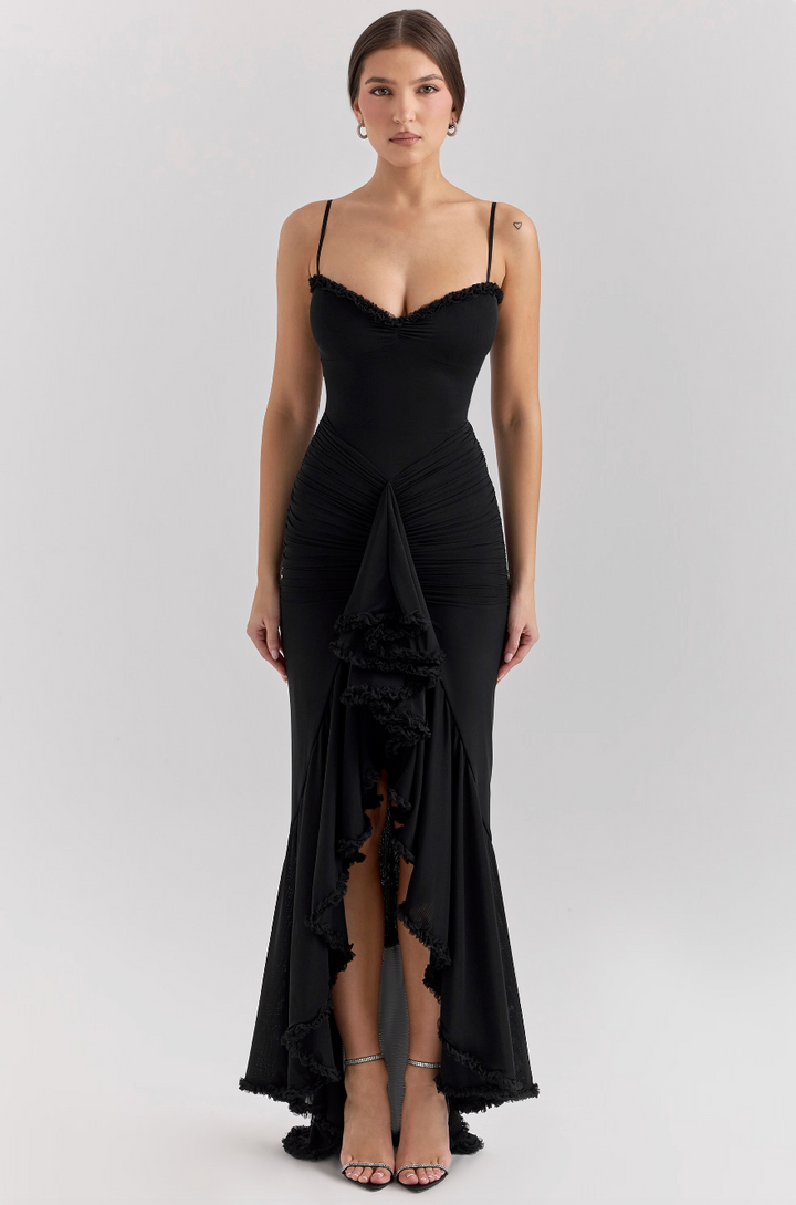 Damenkleid für Hochzeitsgäste: gerüschtes, langes Design mit schlanker Silhouette und edlem Fall.
