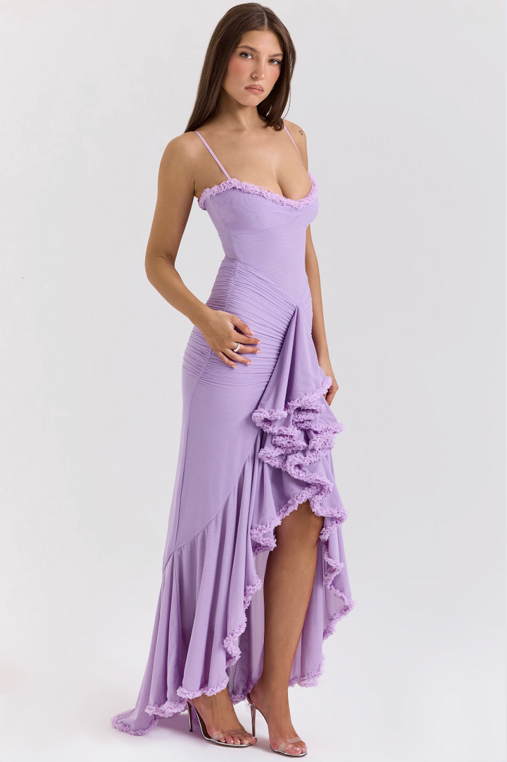 Zeitloses Damen Abendkleid: gerüschtes Design, bodenlang, mit schmalen Trägern und edlem Look.