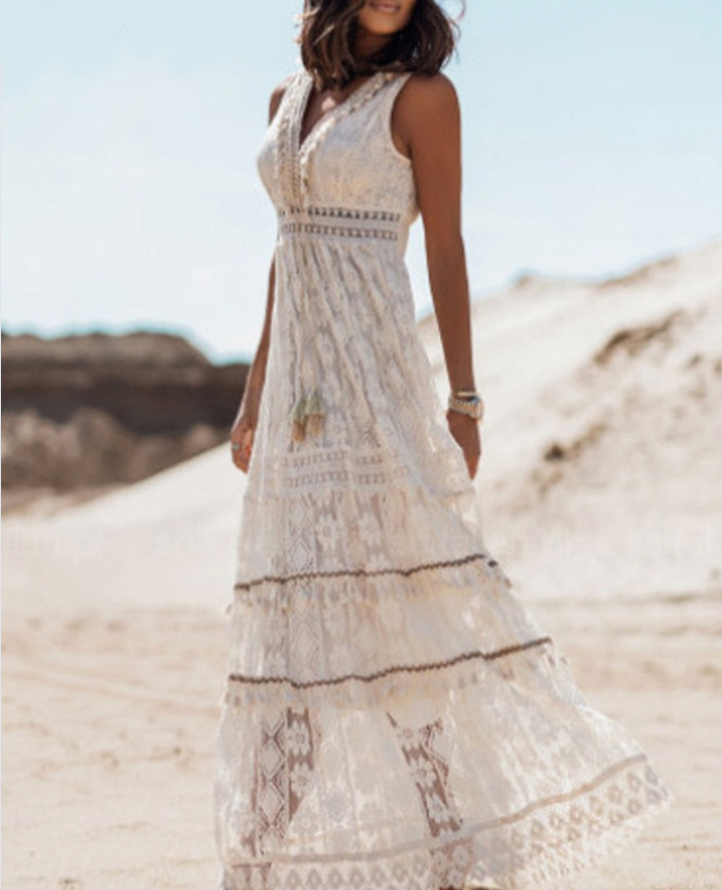 Nahaufnahme des fließenden Stoffes vom bequemen Damen Boho Sommerkleid in Beige/Weiß, ideal für Urlaub.
