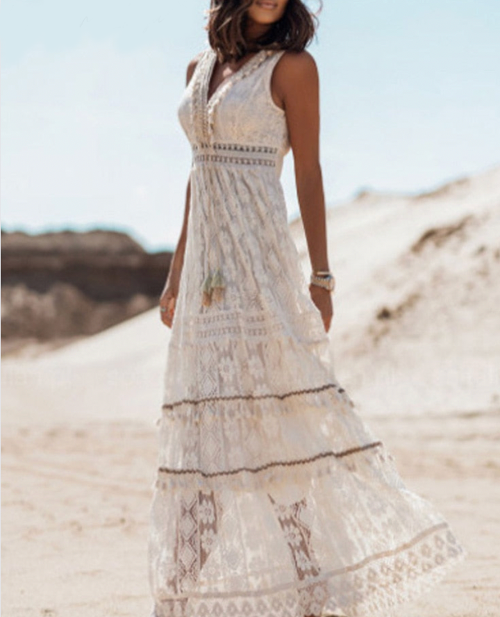 Nahaufnahme des fließenden Stoffes vom bequemen Damen Boho Sommerkleid in Beige/Weiß, ideal für Urlaub.