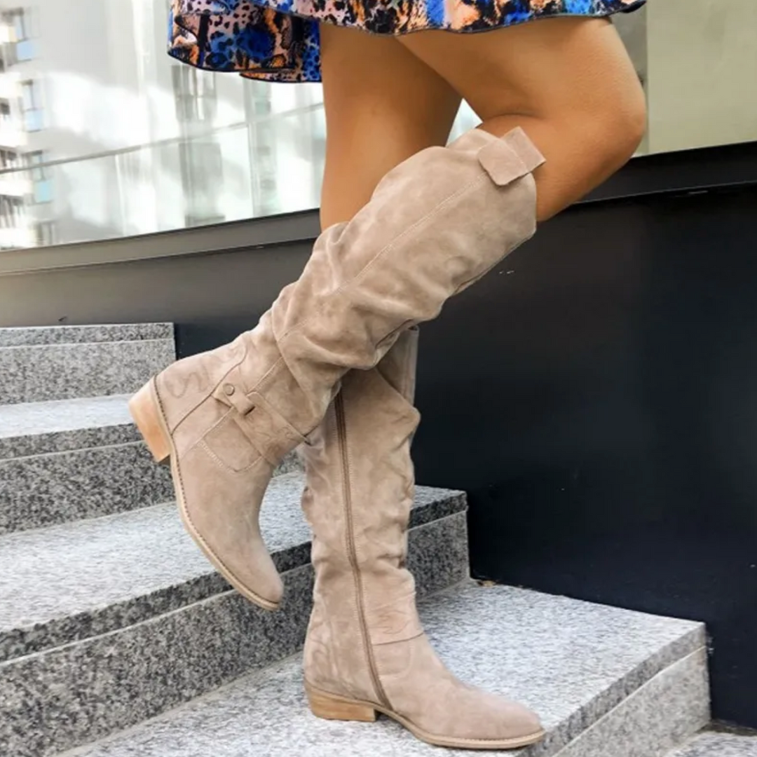 Elegante beige kniehohe Damenstiefel. Bequeme Herbst- & Winterstiefel, perfekt für stilvolle Outfits.