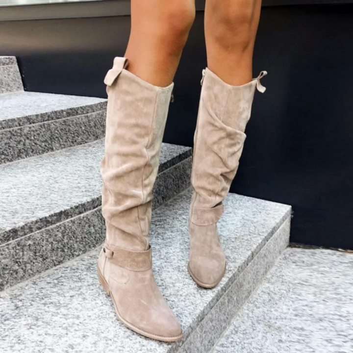Modische kniehohe beige Damenstiefel. Vielseitige Freizeit- & elegante Damenschuhe für jeden Anlass.