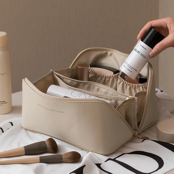 Sicheres Damen Luxe Beautycase, schützt Kosmetik als eleganter Reise Makeup Organizer. Für ordentliche Aufbewahrung.