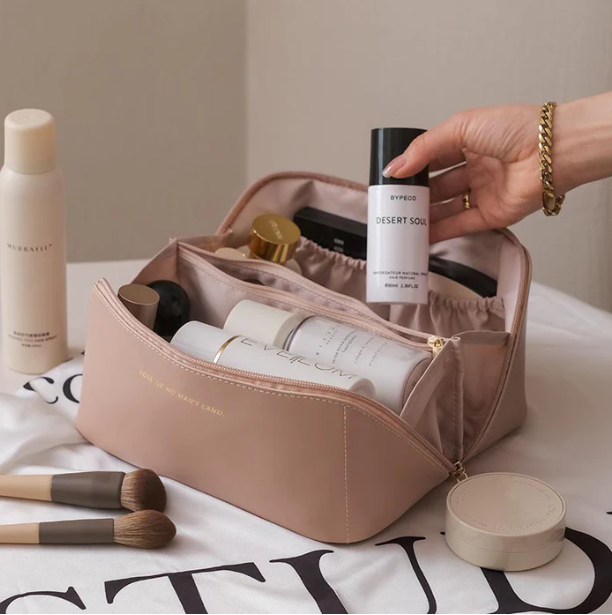 Vielseitiges Damen Beautycase als eleganter Reise Makeup Organizer & Kosmetiktasche. Ein unverzichtbares Reiseaccessoire.