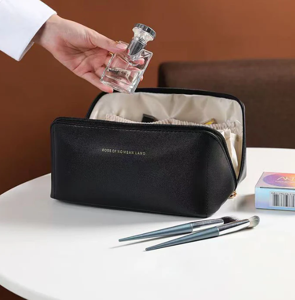 Geräumiges Damen Luxe Beautycase, flexibler Makeup Organizer und Reisetui für alle Kosmetikartikel. Perfekt organisiert.