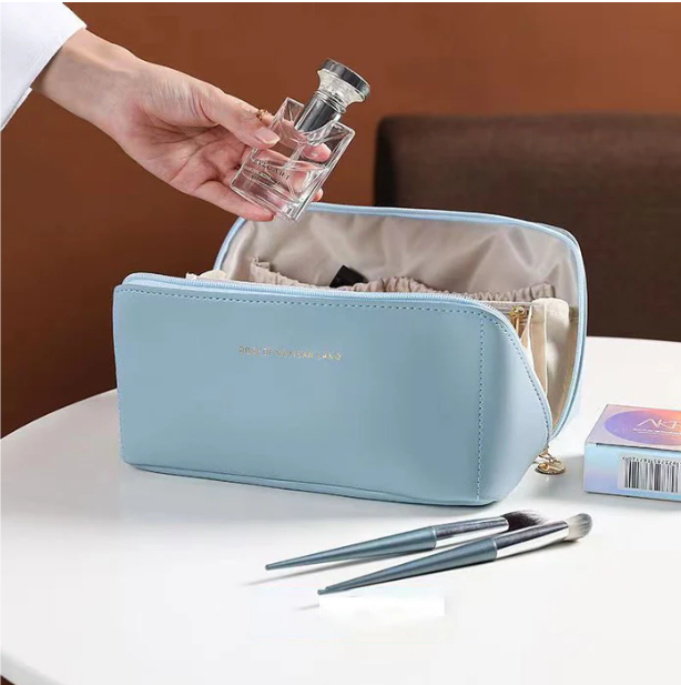 Luxuriöses Damen Beautycase, eleganter Reise Makeup Organizer. Ideal für sichere Aufbewahrung der Schönheitspflege.