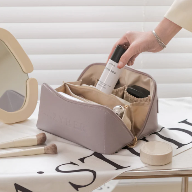 Stilvolles Luxe Beautycase für Damen, eine elegante Geschenkidee. Ideal als Reise Makeup Organizer für Kosmetik.