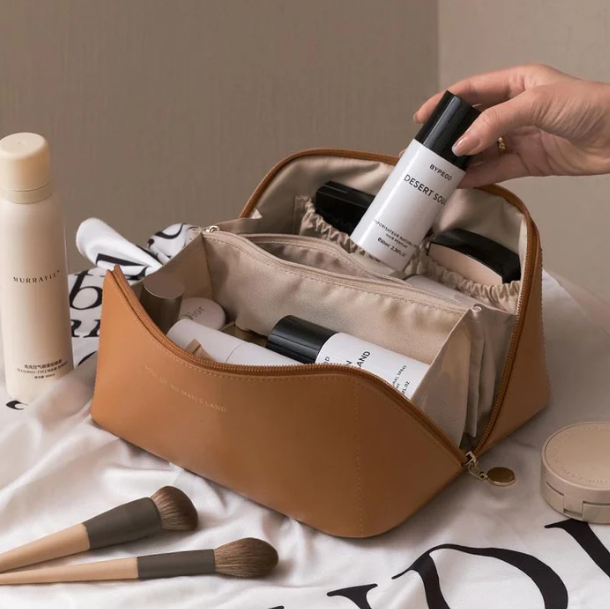 Kompaktes Damen Reise Beautycase, vielseitiger Makeup Organizer und Kosmetiktasche für Beauty-Essentials unterwegs.