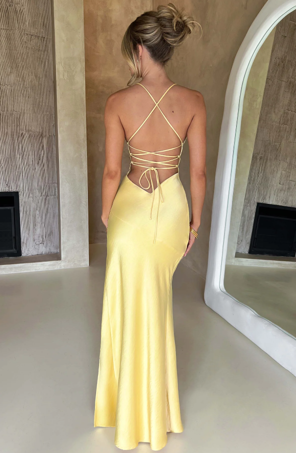 Sommerliches Plissee Maxikleid für Damen. Ärmellos, mit elegantem Beinschlitz & figurbetonten Cut-Outs.