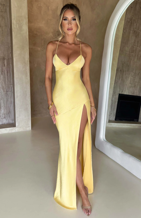Abendkleid Damen: Schickes Maxikleid mit tiefem V-Ausschnitt, hohem Beinschlitz, Cut-Outs & Plissee-Details.