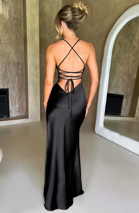 Modisches Partykleid für Frauen: Maxikleid mit Beinschlitz, V-Ausschnitt, stilvollen Cut-Outs & fließendem Stoff.