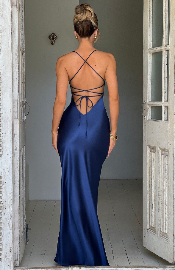 Verführerisches Sommer Maxikleid für Damen mit Beinschlitz, V-Ausschnitt und modischen Taillen-Cut-Outs.