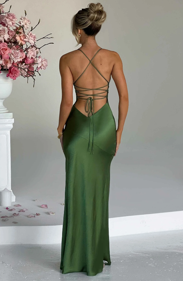Feminines Partykleid: Elegantes Maxikleid mit Beinschlitz, V-Ausschnitt & figurschmeichelnden Cut-Outs.