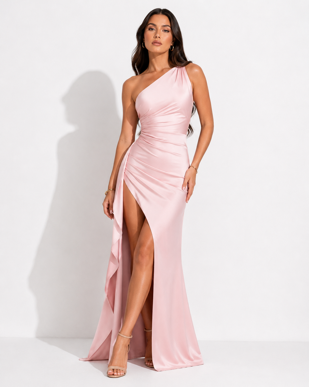 Feminines Damen One-Shoulder Abendkleid; figurbetontes langes Design für einen glamourösen Auftritt.