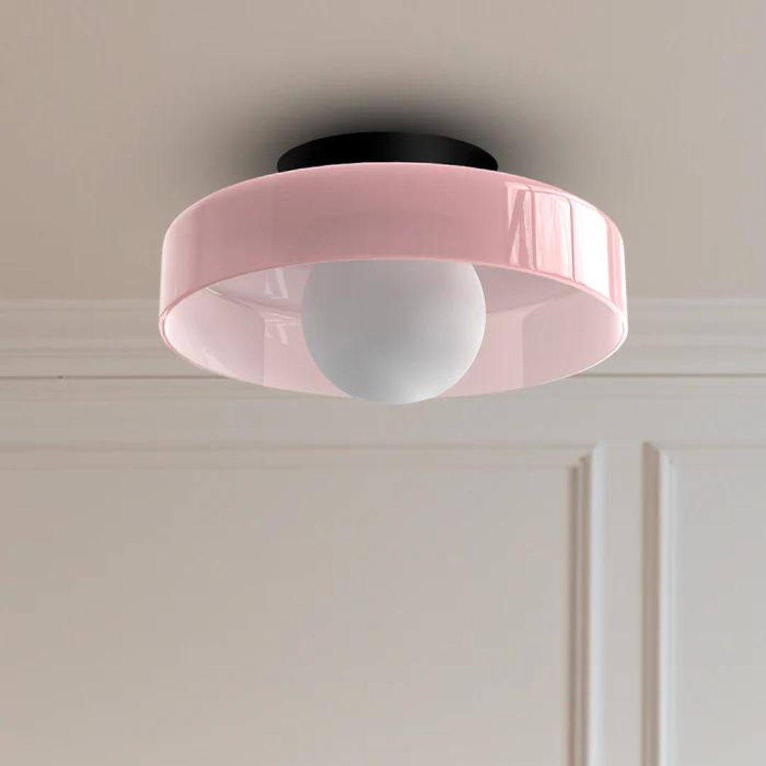 Minimalistische Deckenleuchte mit warmem LED-Licht, perfekt für moderne Innenräume.