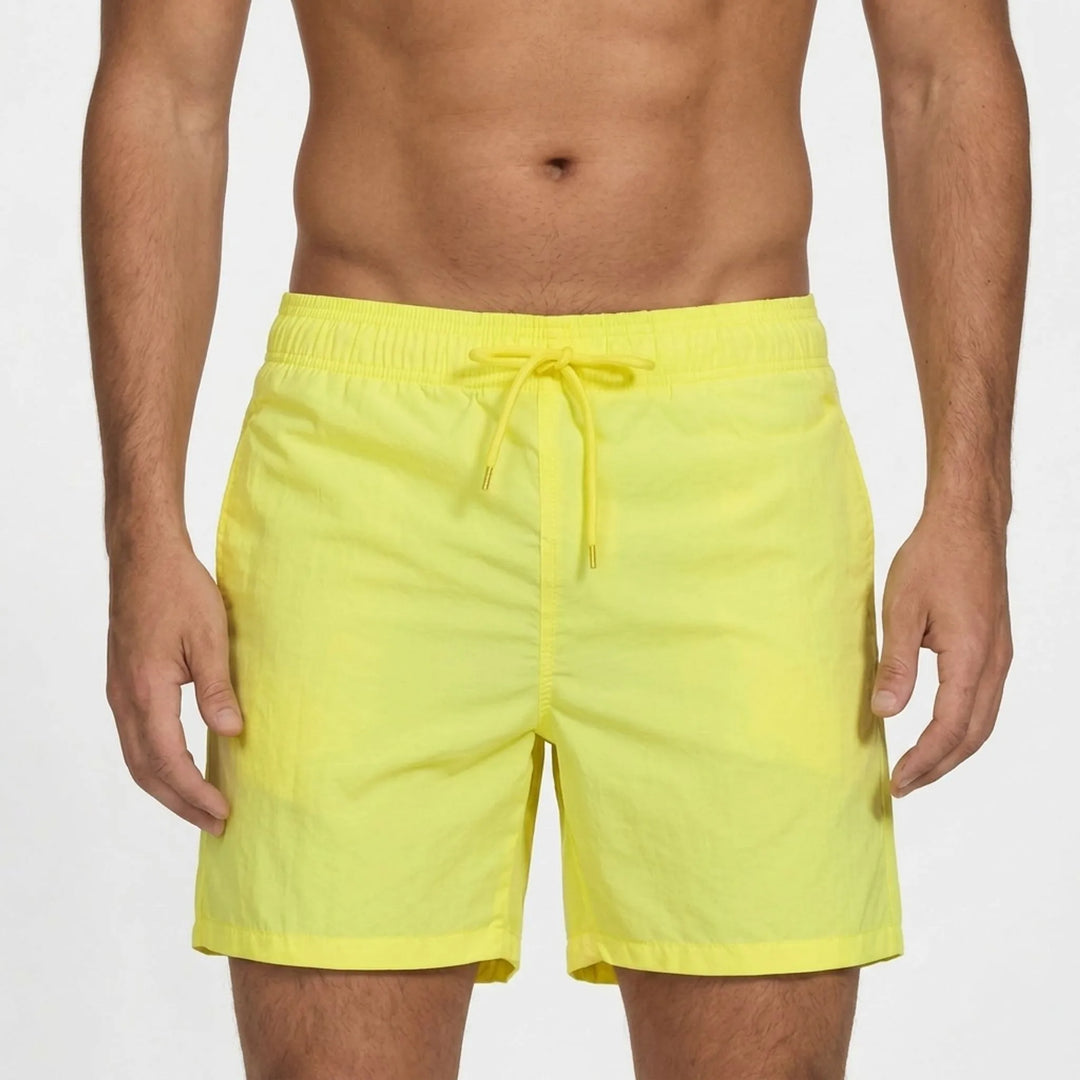Schnelltrocknende Herren Badeshorts in modernem Design für den perfekten Sommerlook.