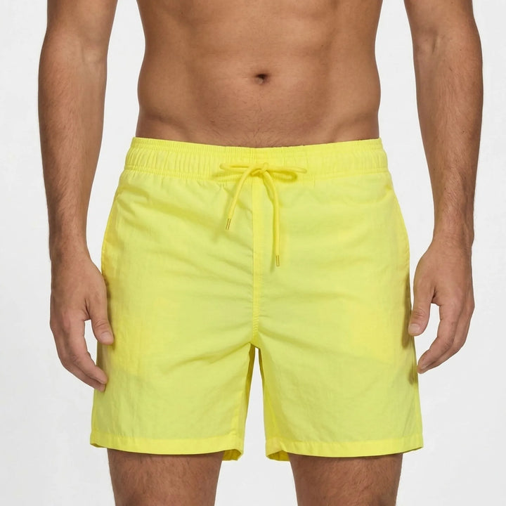 Schnelltrocknende Herren Badeshorts in modernem Design für den perfekten Sommerlook.
