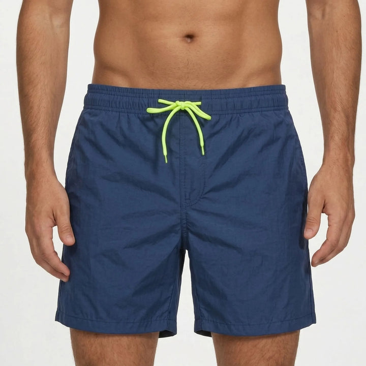 Komfortable Herren Badeshorts, strapazierfähig & schnelltrocknend, für Strand- & Poolbesuche.