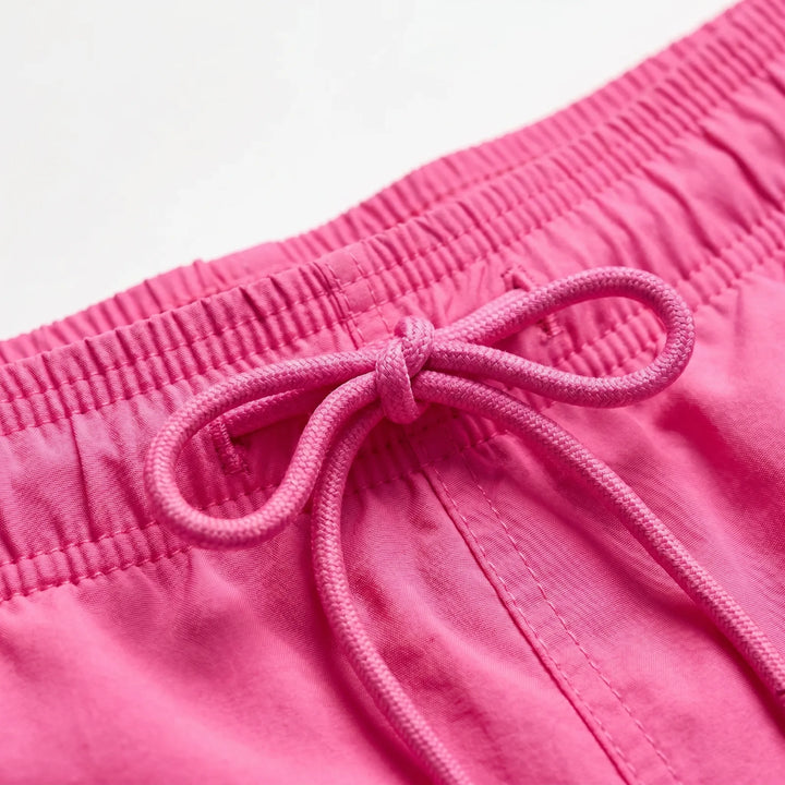 Bequeme Herren Badehose, kurz und schnelltrocknend, für Strandtage und Schwimmen im Pool.