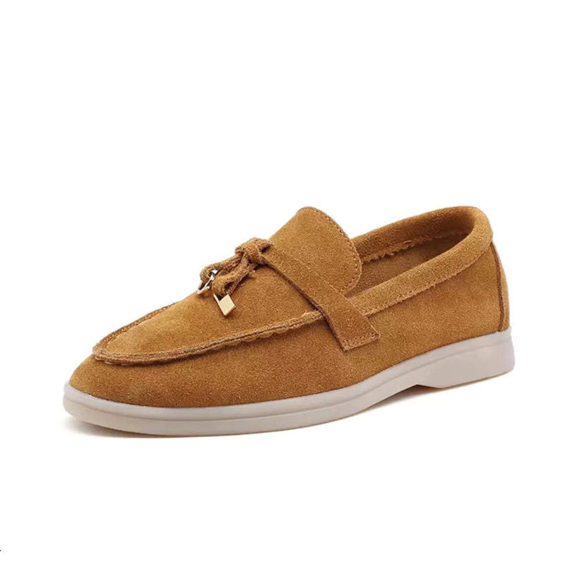 Seitliche Ansicht der Damen Mokassins mit elegantem Schlossdetail. Komfortable Loafer für stilvolle Auftritte.
