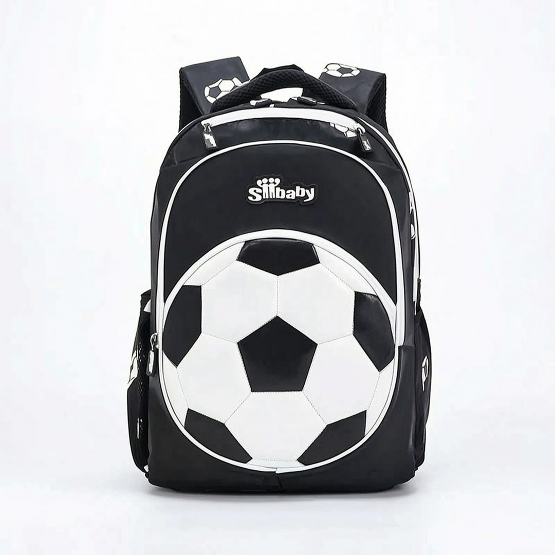 Vorderansicht: Moderner Schulrucksack für Kinder mit coolem Fußball-Motiv; mehrere Fächer für Organisation.