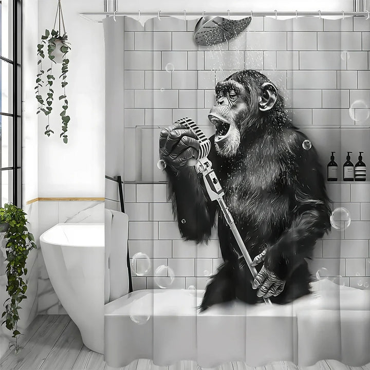 Eleganter, humorvoller Schwarz-Weiß Duschvorhang mit Affenmotiv als Blickfang für das moderne Bad.