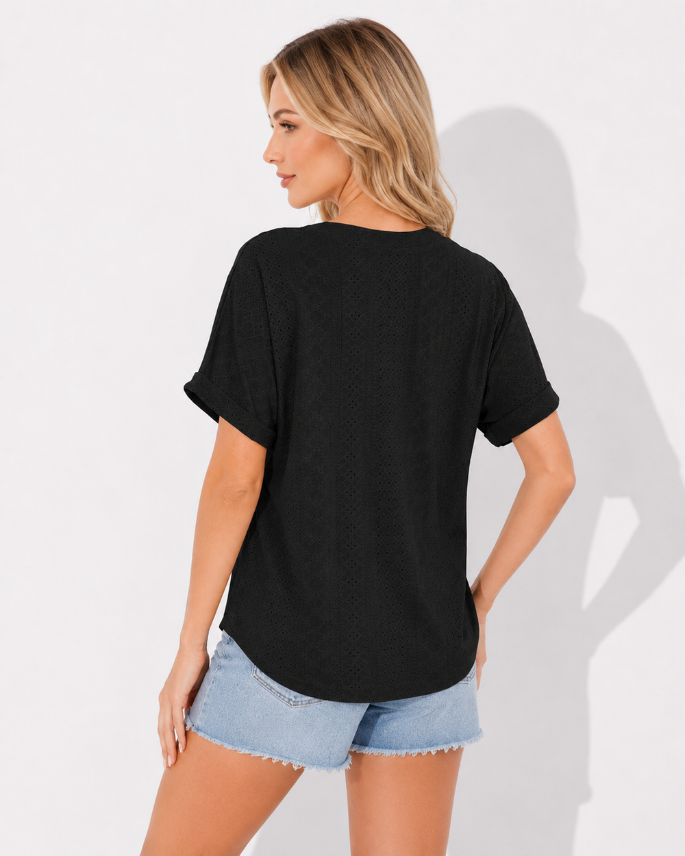 Unifarbenes Damen T-Shirt mit V-Ausschnitt, kurzärmlig, ideal für Alltag und warme Tage.