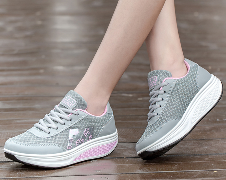 Seitliche Ansicht: Robuste Damen Walkingsneaker mit atmungsaktivem Material, Fußgewölbe und Luftkissensohle.
