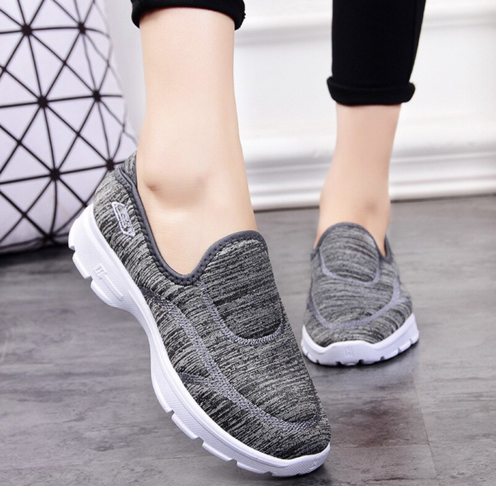 Graue orthopädische Damen Slip-On Schuhe mit Fußgewölbestütze und Luftpolster für Stabilität.