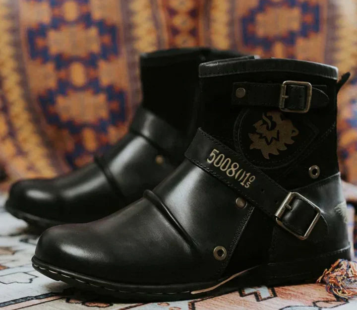Eleganter Herrenstiefel Elliot im Retro-Look für stilvolle Männer; perfekt für Business & Freizeit, in Braun.