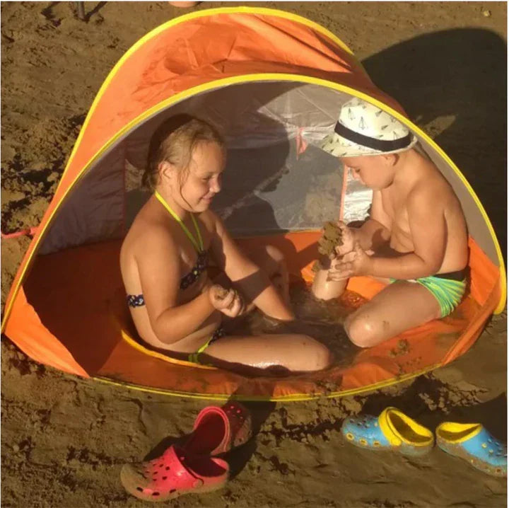 Blaues Strandzelt für Babys mit UV-Schutz 50+ und kleinem Pool; idealer Sonnenschutz für Kinder.