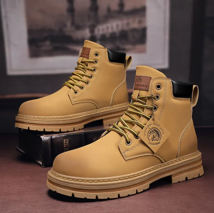 Robuste schwarze Herren Wanderschuhe mit hohem Schaft. Orthopädische Outdoor Stiefel bieten exzellenten Grip.