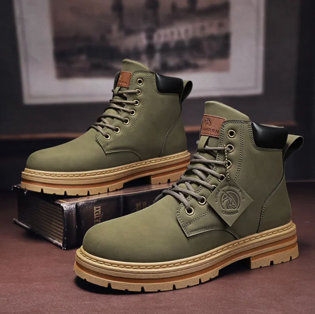 Bequeme grüne Herren Orthopädische Wanderschuhe. Komfortable Stiefel mit Grip für Alltag und Outdoor-Aktivitäten.