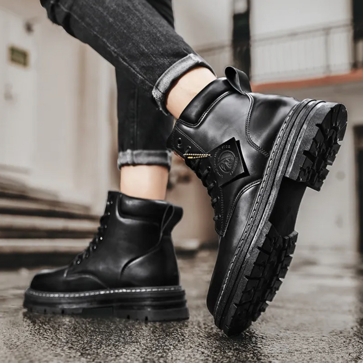Detailaufnahme: Orthopädische Herren Wanderschuhe mit starkem Grip. Komfortable Alltagsschuhe für sicheren Halt.