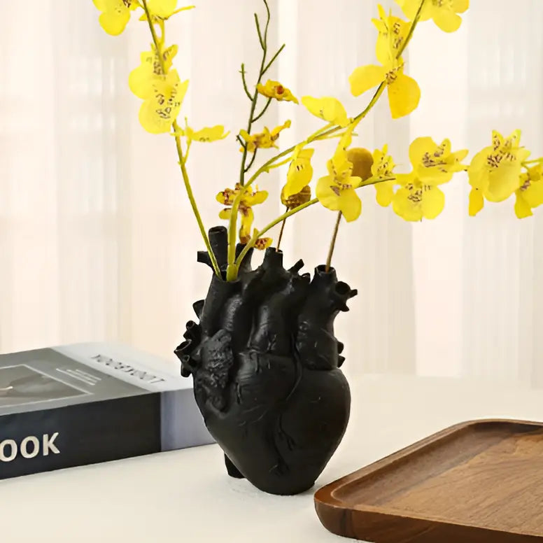 Griechisch inspirierte Herzvase aus Harz, einzigartiges Design für moderne Wohnkultur.