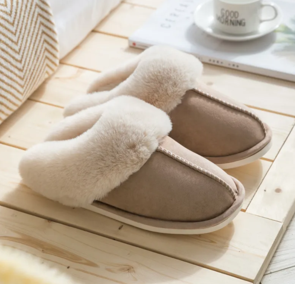 Bequeme Winter-Hausschuhe für Damen. Kuschelige Pantoffeln halten die Füße warm; perfekt zum Entspannen zu Hause.