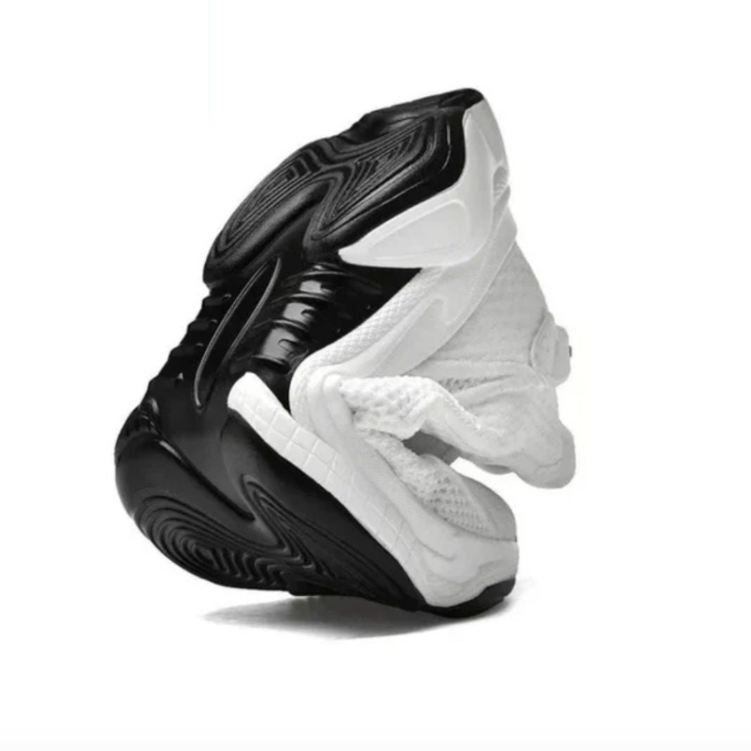 Bequeme Herren Freizeitschuhe in Schwarz-Grau, mit diskreter Höhensohle für extra Größe und Komfort.