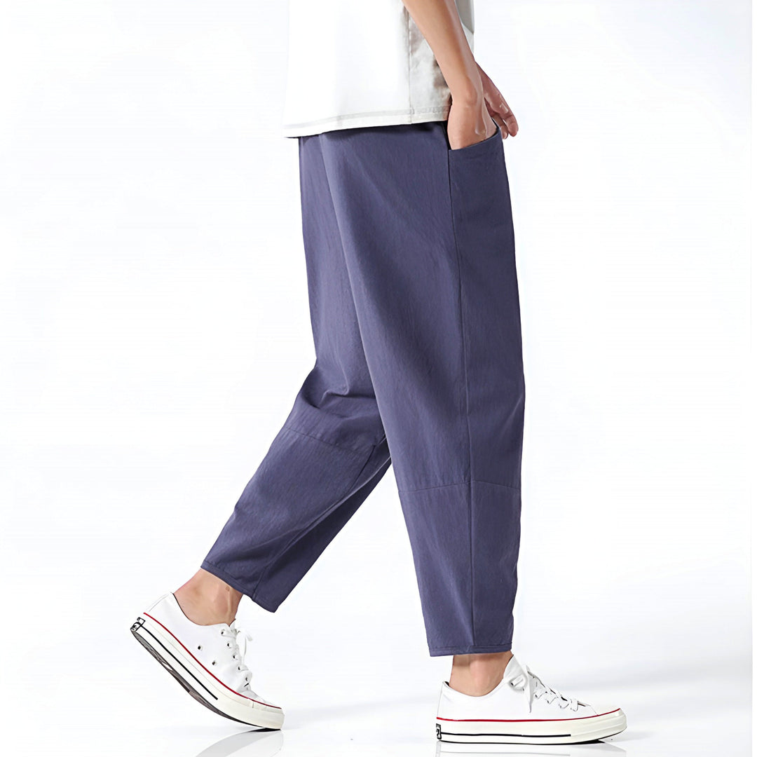 Moderne Herren Cropped Hose. Atmungsaktiver Stoff, ideal als stilvolle Sommer-Streetwear.